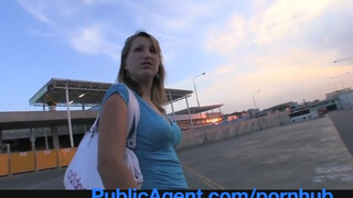 PublicAgent - szegény kiscsaj tényleg azt hiszi modell lehet