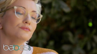 Babes - Skye Blue a hatalmas keblű szöszi