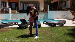 MOMxxx - Tina Fire a méretes mellű barna milf