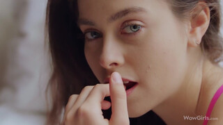 WOWGIRLS - Alissa Foxy a harisnyás fiatal csajszi