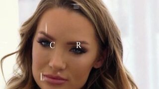Cali Carter meghágva az irodában