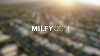 MILFY - Alexis a méretes cickós anyuci