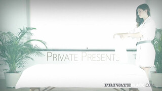 PrivateBlack - Julia Rocka a bombázó masszőr hölgyemény