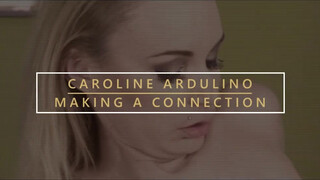 Caroline Ardulino fiatalabb csávóval kefél