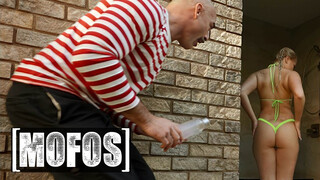 MOFOS - Harley King a izgató világos szőke tini nőci