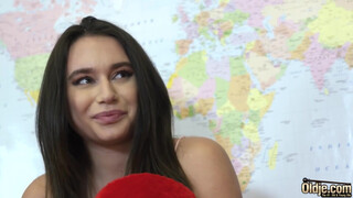 Ártatlan tini megkúrelva vén férfi által a muffban és arcra élvezés