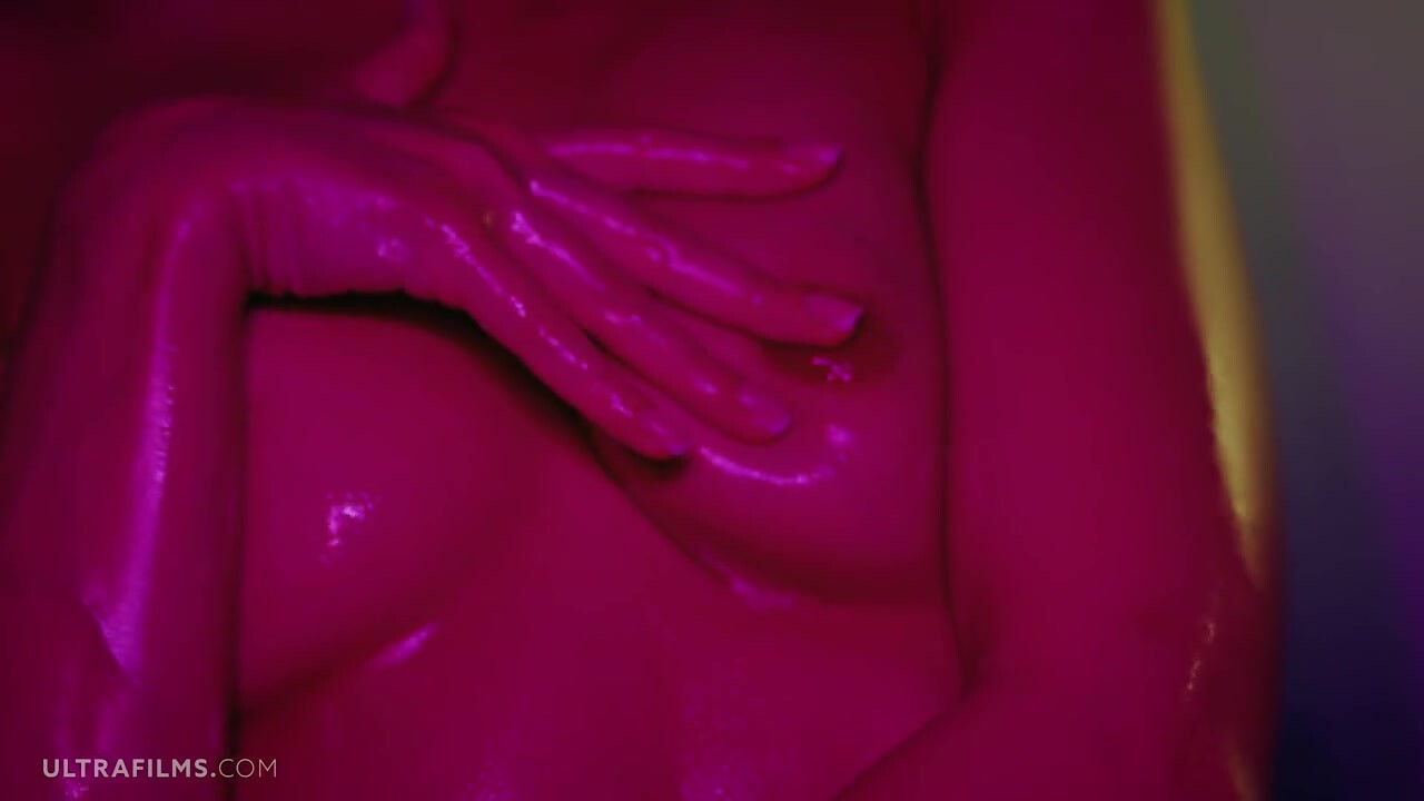 Szuper dögös hölgyemény sybil olajozza magát és peckezik 4porn pornó