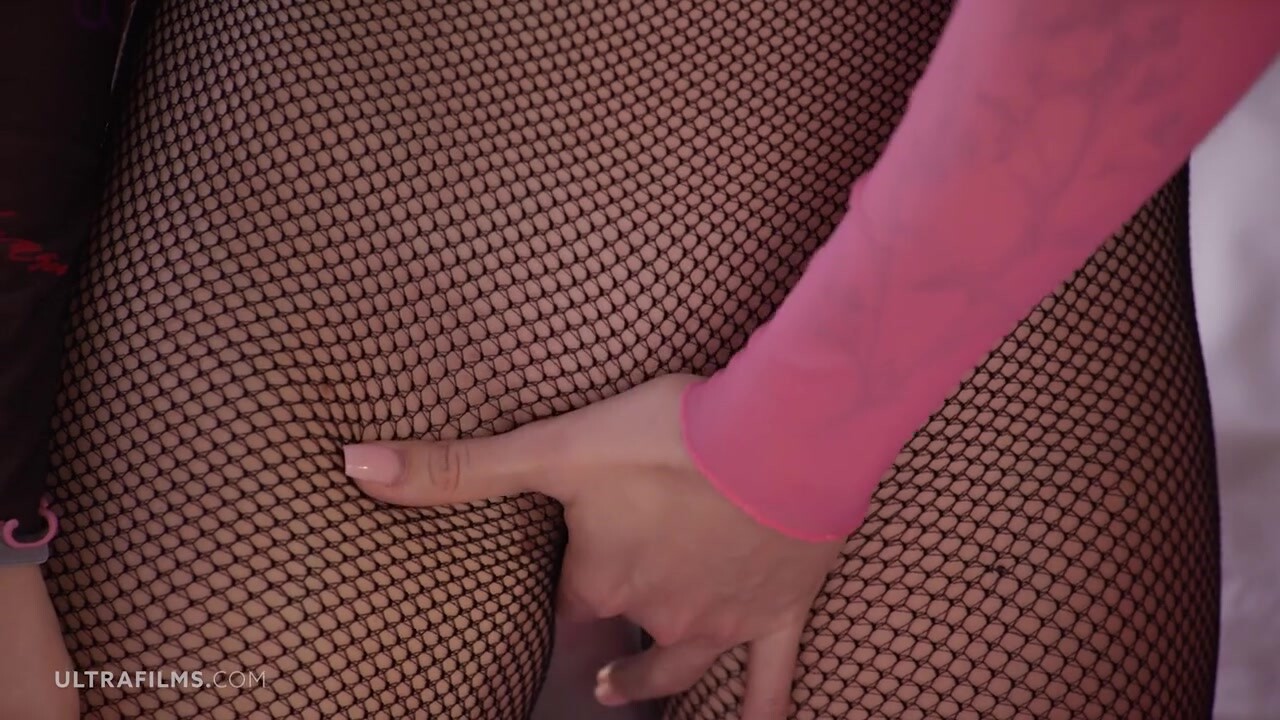 Kettő bombázó kisasszony bella spark és cherry candle szopkodják egymás punciját 4porn pornó