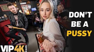 Bátor világos szőke pornós bassza idegen pasit a bárban