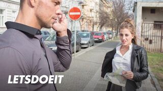 Lenyűgöző turista Silvia Dellai mélyen megdöngetve egy helyi hapsi által
