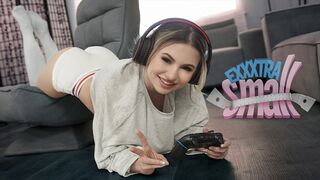 Kicsike tini picsa Aria Banks elkapja magas mostohabátyját Chris Epicet, aki a szobájában kézimunkázza a farka