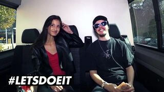 Vékony néger Coco Kiss pénzért cidázza a méretes barna fazt az kocsiban