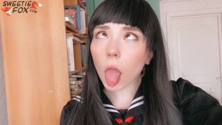 Japán iskoláslány mélyen cidázza a farka és vadul lovagol rajta
