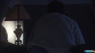 Tini hölgyemény cidázik és lovagol a farkon ágyban lefekvés előtt