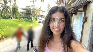 Aranyos tini spiné nyaldossa a hamburgerét az arcára fröccsent geci közben közkifőzdében