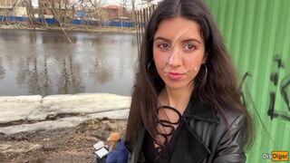 Spermafriss spiné sétál a parkban, arcán a forró fröccsenéssel