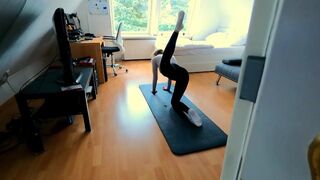 Tini fitnesz hölgyemény ujjazza magát, majd durván megbasszák