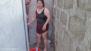 Filipina nőci kinti fürdés közben durván bekúrva