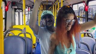 Idegen egyetemista puncit dugnak meg a buszon!