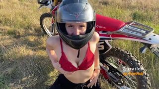 Dögös motoros kiscsaj leszopja a motorost az enduro mezőn