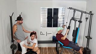 Exkluzív! házastárs rendesen megbassza férjét hátulról az edzőteremben!