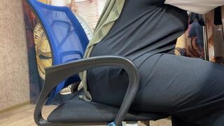 Csávóm arab felesége felizgult a munkahelyén és megdugta magát a bugyijában