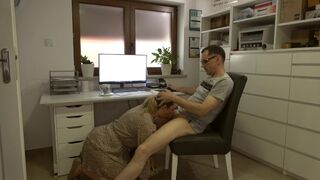 Titkárnő kávét hoz az irodába, majd rendesen meglovagol a szűk puncijával, arcra élvezés