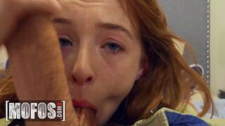 Hihetetlen Cumizás POV-ban a MOFOS Legjobb Videóján Kicsike Csöcsű Vörössel