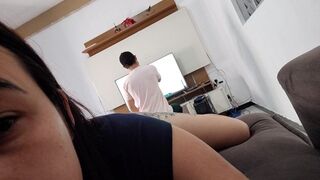 Szeretnék kúrni ezzel a szerelővel, mutatom neki a hatalmas seggem, hátha bejön!