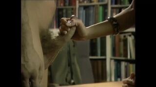 Arcra ülő dominatrix öklözi a rabszolga seggét miközben megdugja