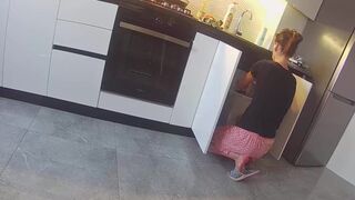 Dögös asszony a szomszéddal kefél a konyhában - igazi megcsalás