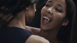 Ebony Vampire Mistress Lia Lin elcsábít egy kolumbiai méretes csöcsű tini nőcit a Vampired kemény domina játékában