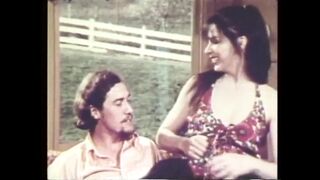 John Holmes nyalja a kiscsaj szaftos punáját a retro pornóban