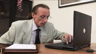 Kurva MILF titkárnő cidázza ki a mocskos főnökét