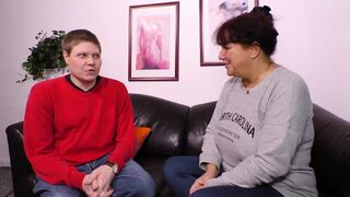 Vörös hajú milf hatalmas mellekkel cidázza a farkat és hagyja hogy rendesen megdugják