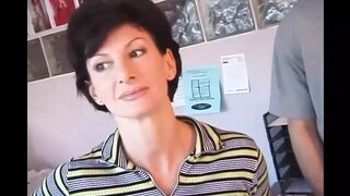 Sharon Mitchell feleségként cumizza és popóba veszi Mark Wood farkát retro stílusban