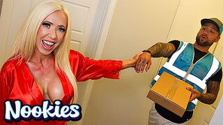 Mandy Monroe különleges kolbász kiszállítása és forró baszása a Nookies csatornán